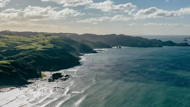 The rugged coastline north of Kauri Cliffs Golf Course